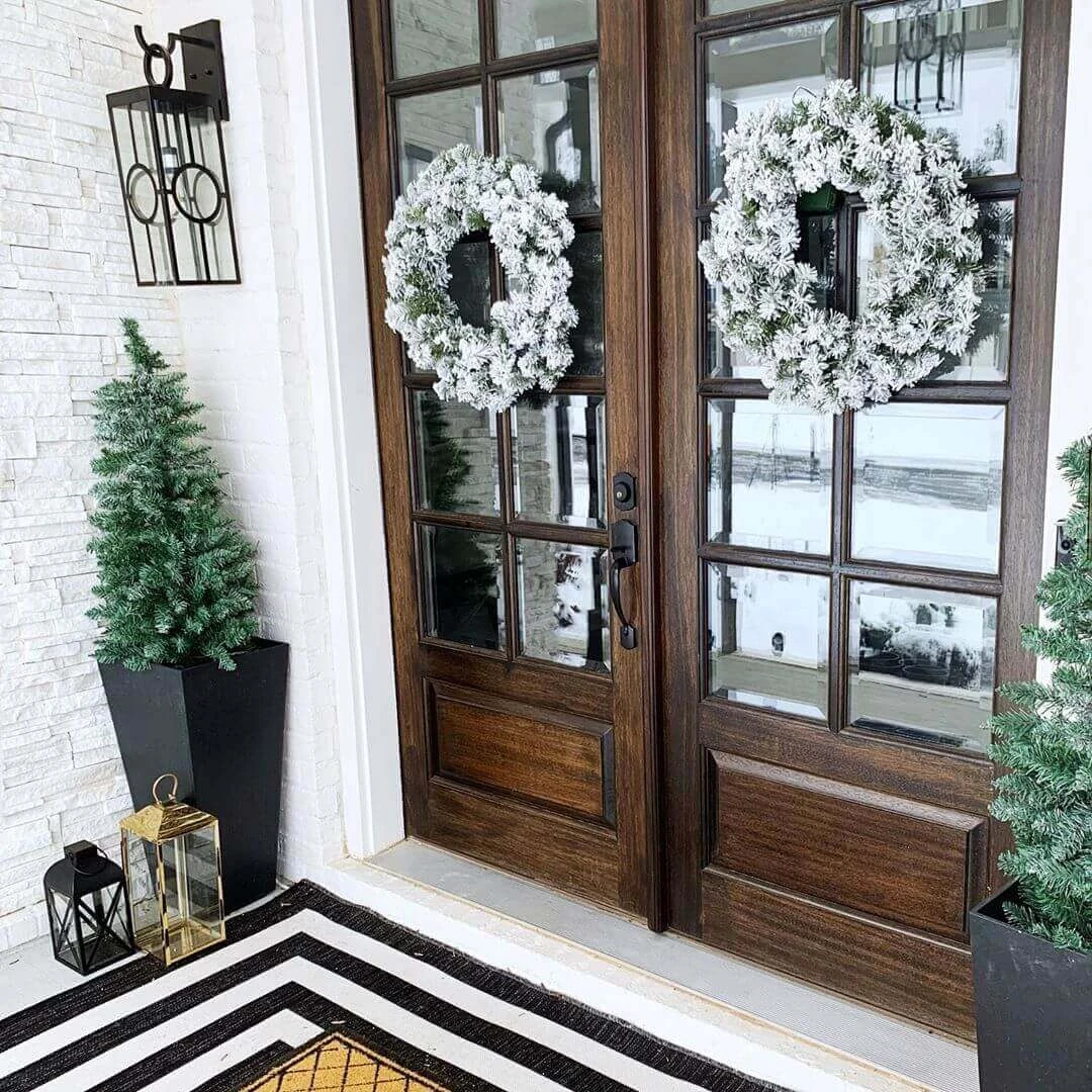 King Of Christmas 24" King Flock® Wreath With Warm White LED Lights (Battery Operated) 8 King Of Christmas 24" King Flock® Wreath With Warm White LED Lights (Battery Operated) - Image 6