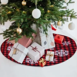 Red And Black Plaid Tree Skirt With Snowflake 36in 11 Red And Black Plaid Tree Skirt With Snowflake 36in -Christmas Decoration Shop Red and Black Plaid Tree Skirt with Snowflake 36in 6 600x600 1